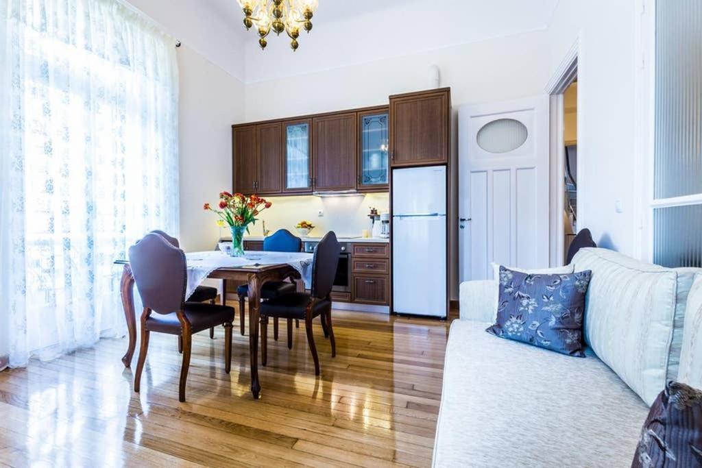 Neoclassical Apartment With 3 Bedrooms In El Pireo Exterior foto