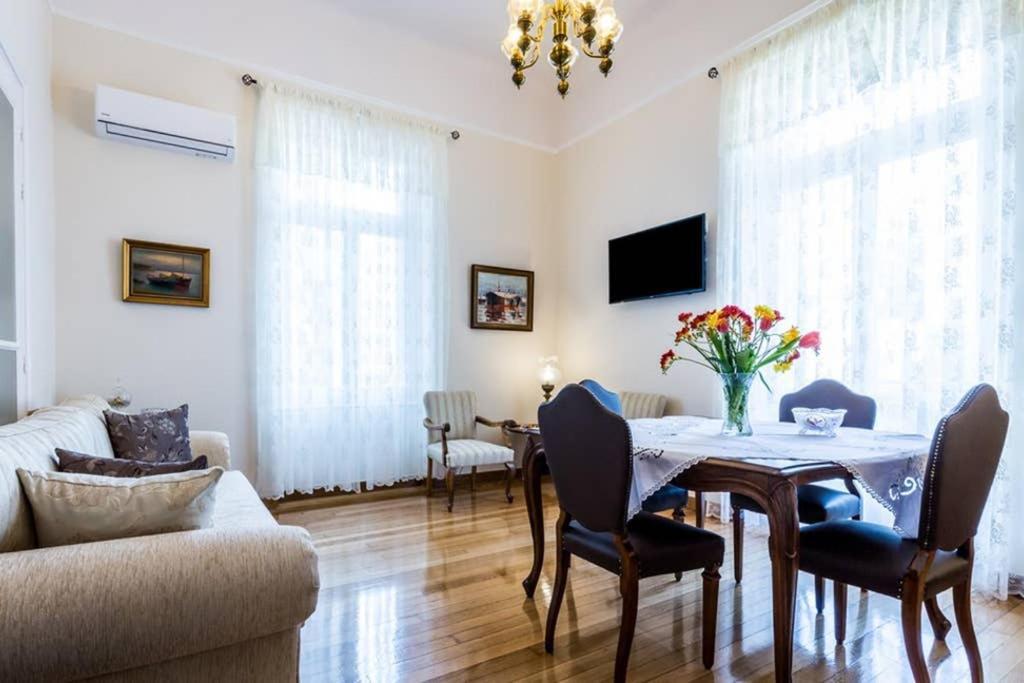 Neoclassical Apartment With 3 Bedrooms In El Pireo Exterior foto