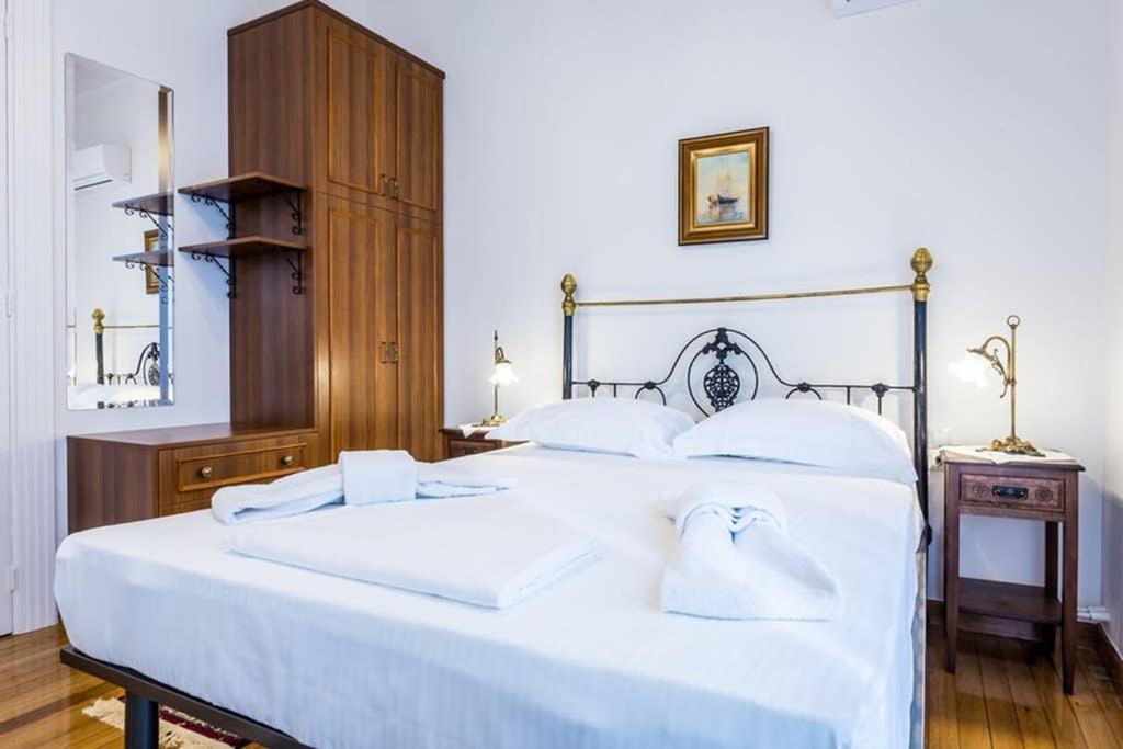 Neoclassical Apartment With 3 Bedrooms In El Pireo Exterior foto