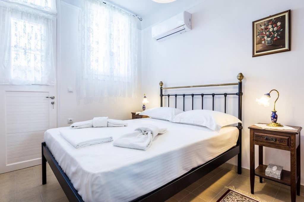 Neoclassical Apartment With 3 Bedrooms In El Pireo Exterior foto