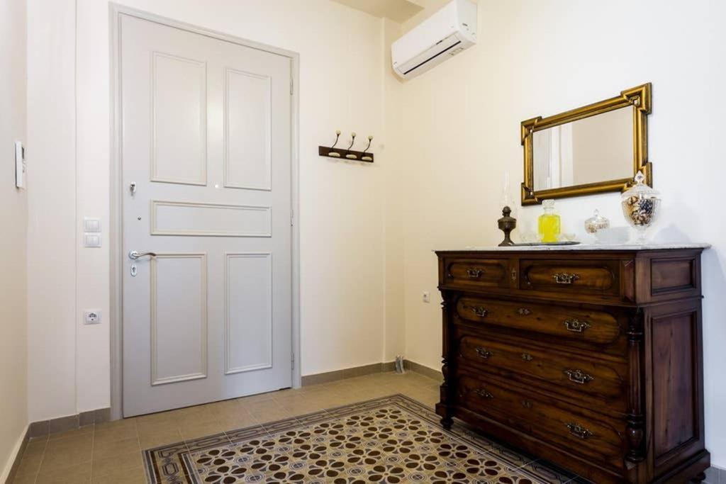 Neoclassical Apartment With 3 Bedrooms In El Pireo Exterior foto