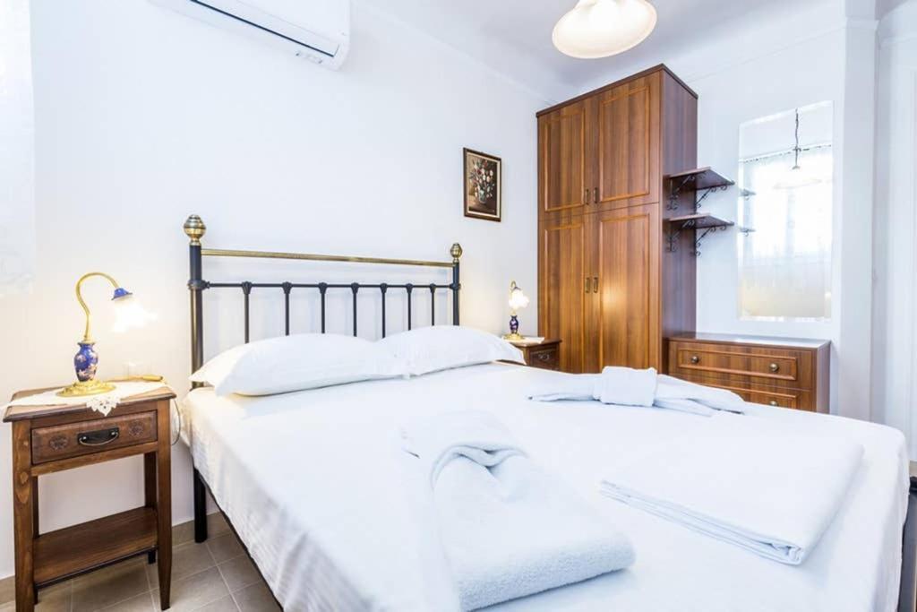 Neoclassical Apartment With 3 Bedrooms In El Pireo Exterior foto