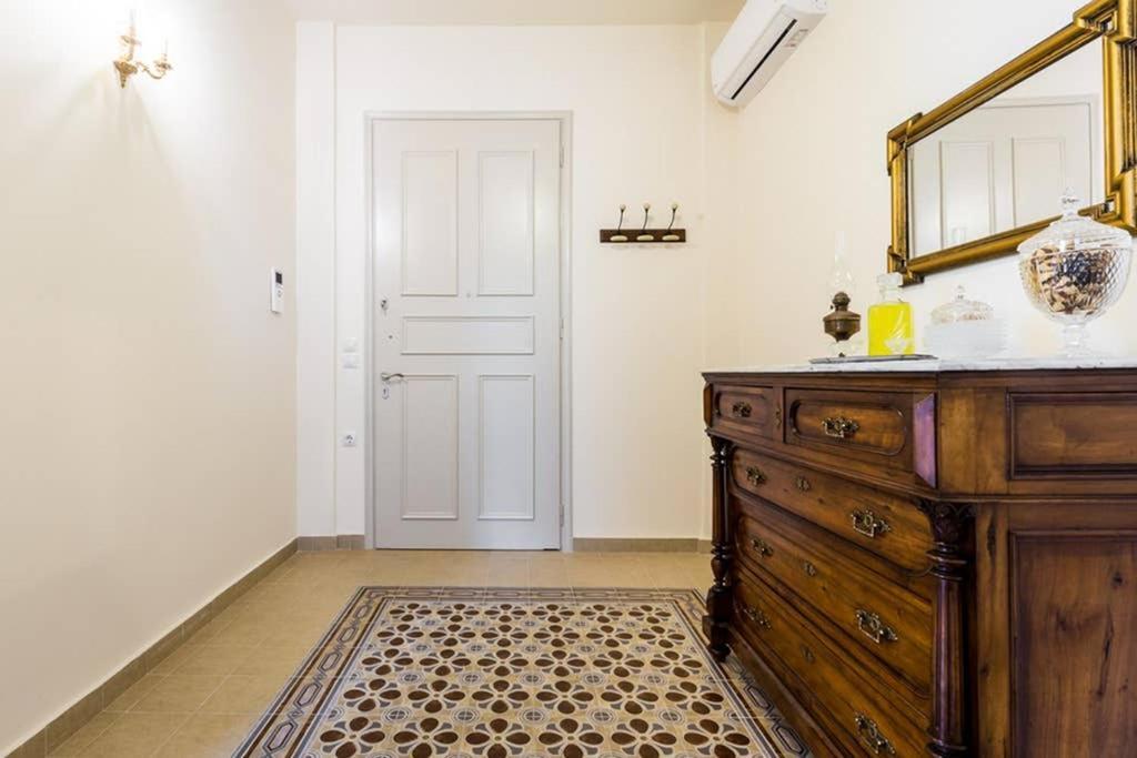 Neoclassical Apartment With 3 Bedrooms In El Pireo Exterior foto