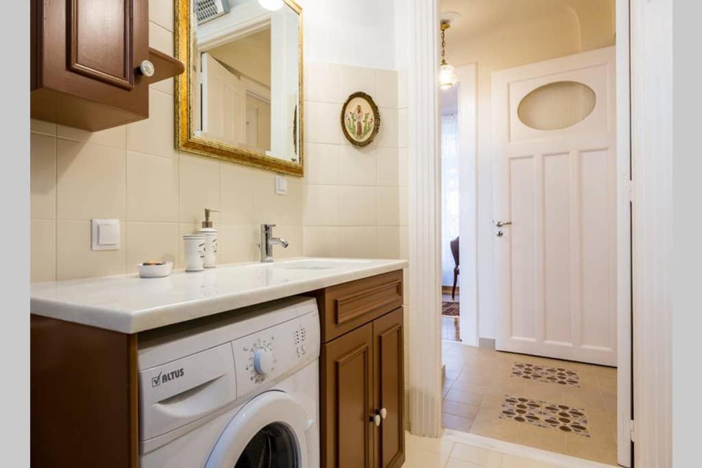 Neoclassical Apartment With 3 Bedrooms In El Pireo Exterior foto