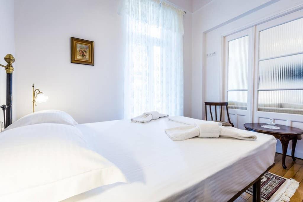Neoclassical Apartment With 3 Bedrooms In El Pireo Exterior foto